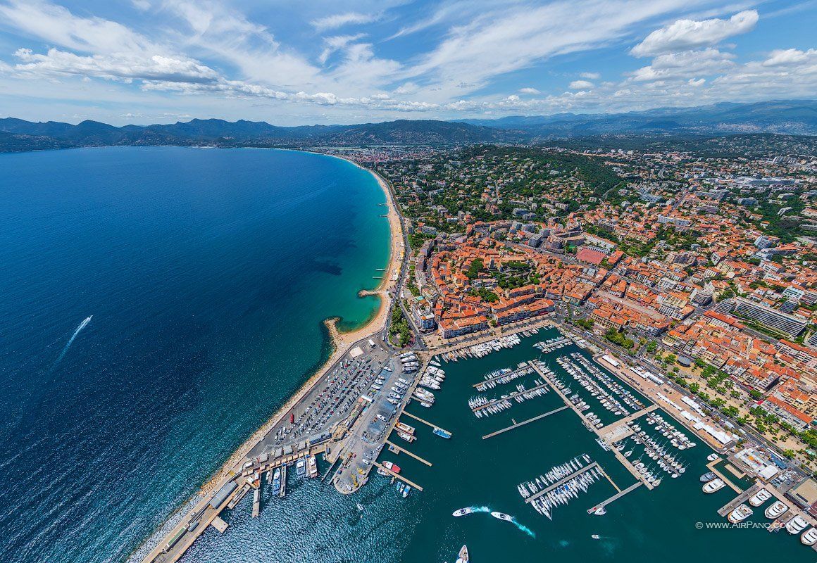Una veduta aerea del porto di Cannes con barche ormeggiate