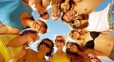 Gruppo di single in spiaggia