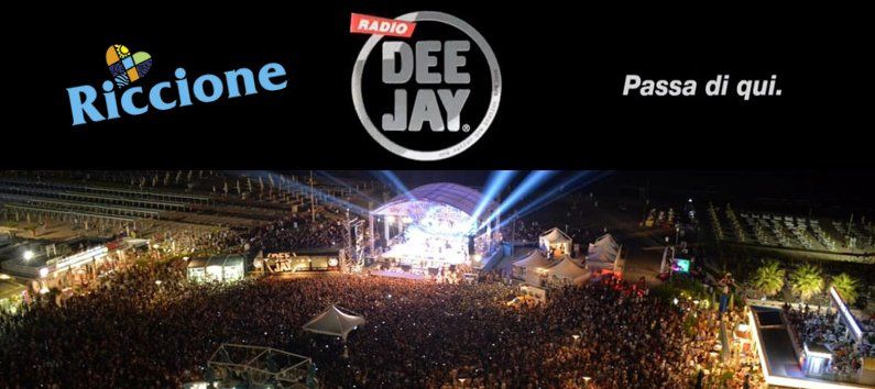 Una grande folla di persone è riunita ad un concerto di Dee Jay in Piazzale Roma Riccione