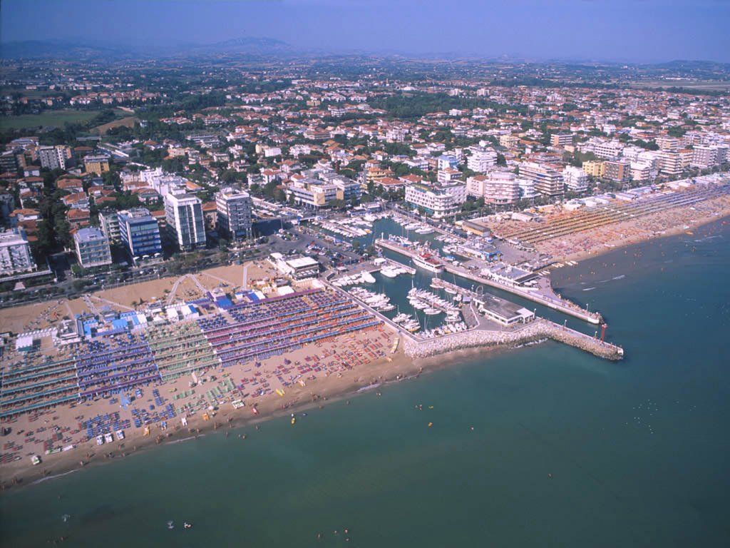 Una veduta aerea della spiaggia con Riccione sullo sfondo