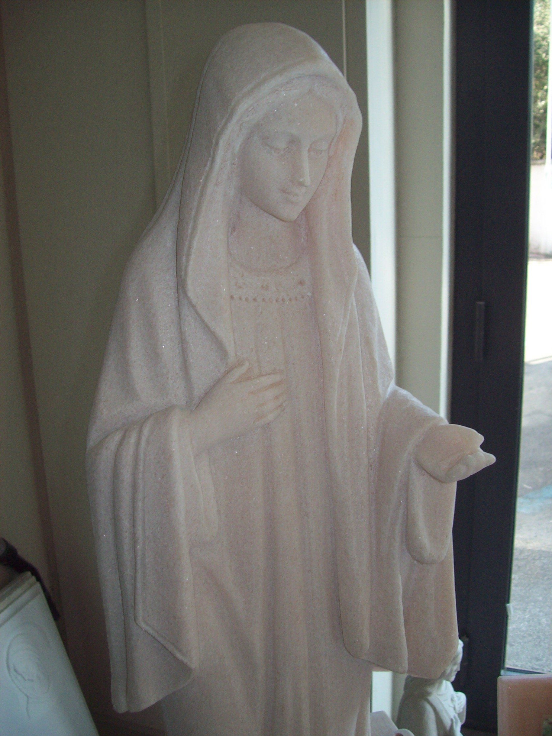statua di una madonna