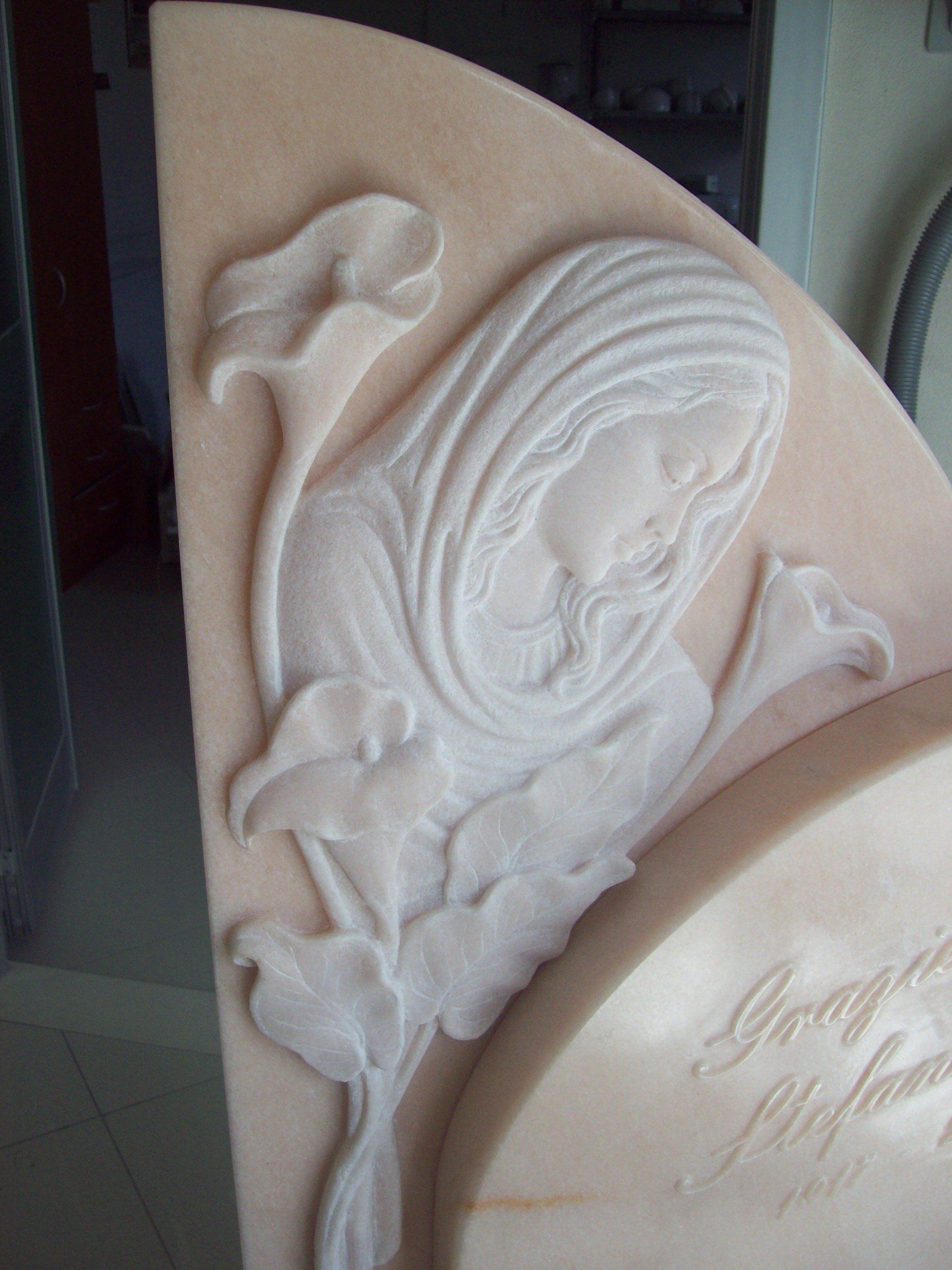 madonna scolpita su una lapide