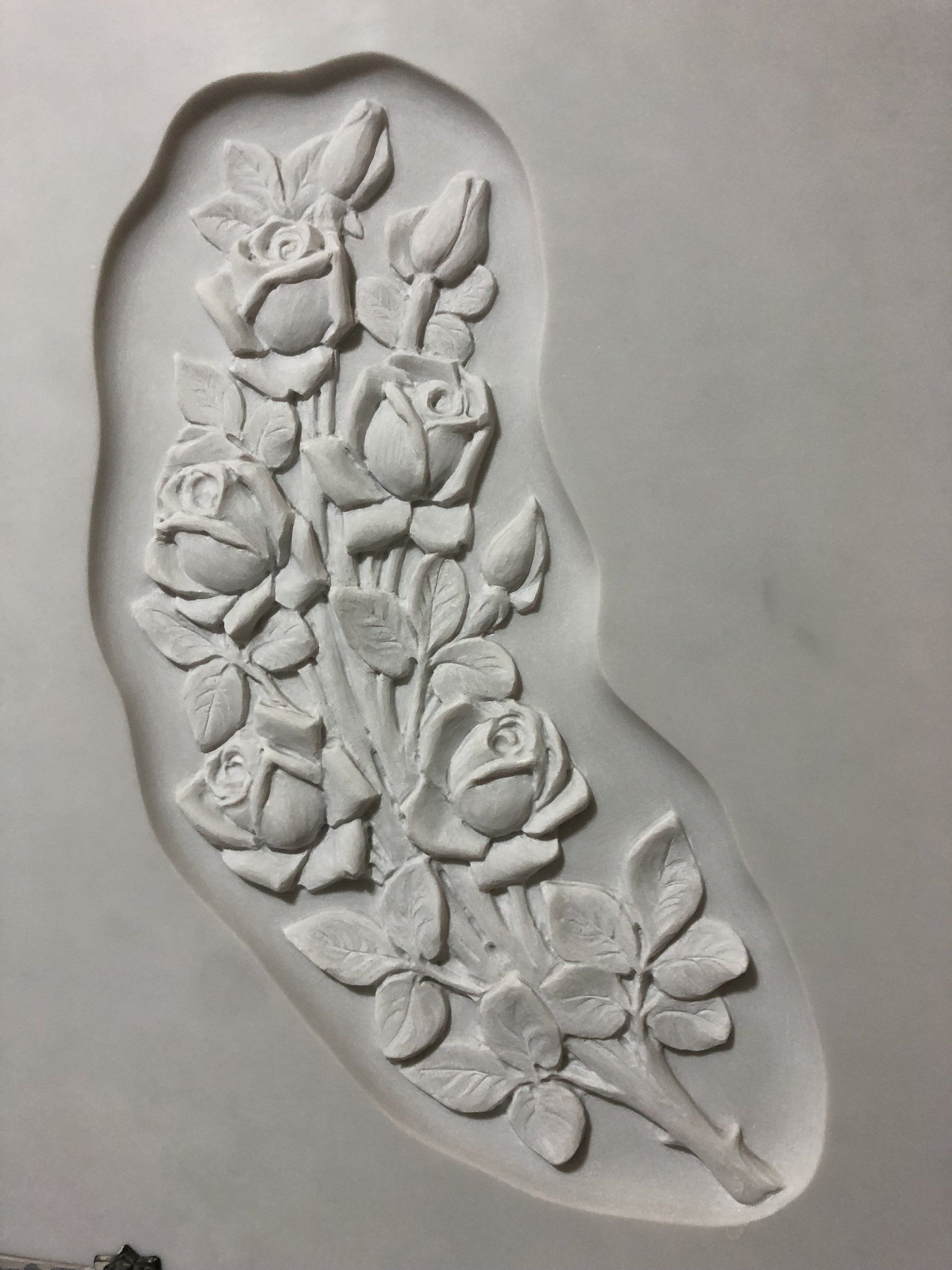 rose scolpite su una lapide