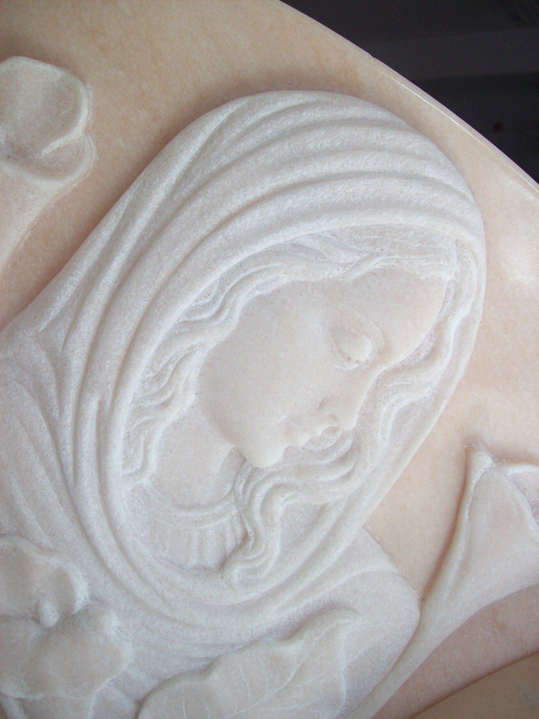 madonna scolpita su una lapide