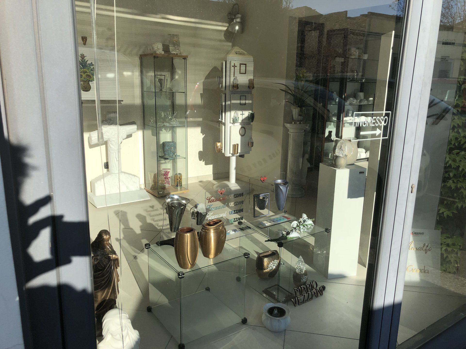 stanza con esposizione di arte cimiteriale