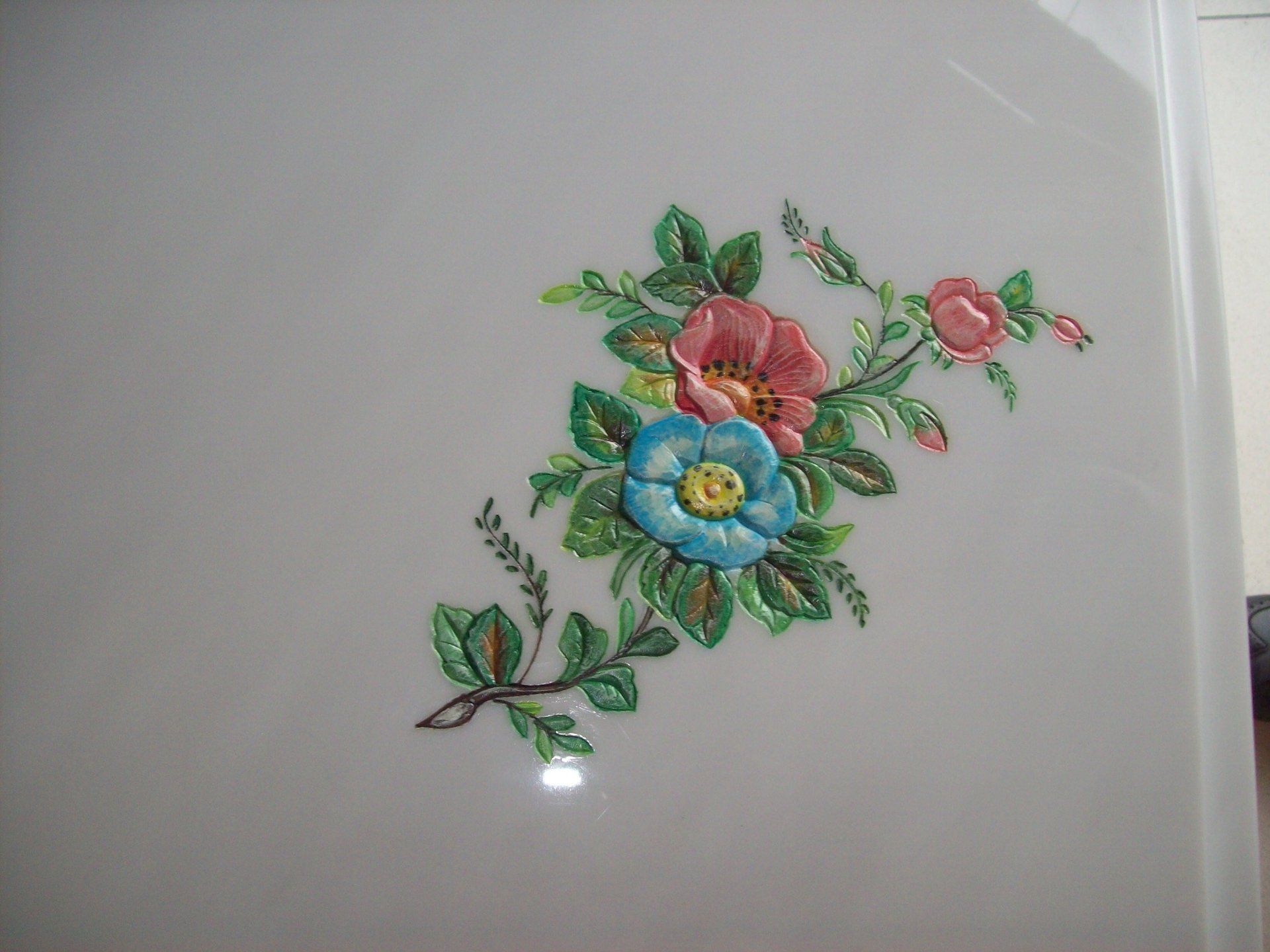 decorazione di fiori colorati su lapide