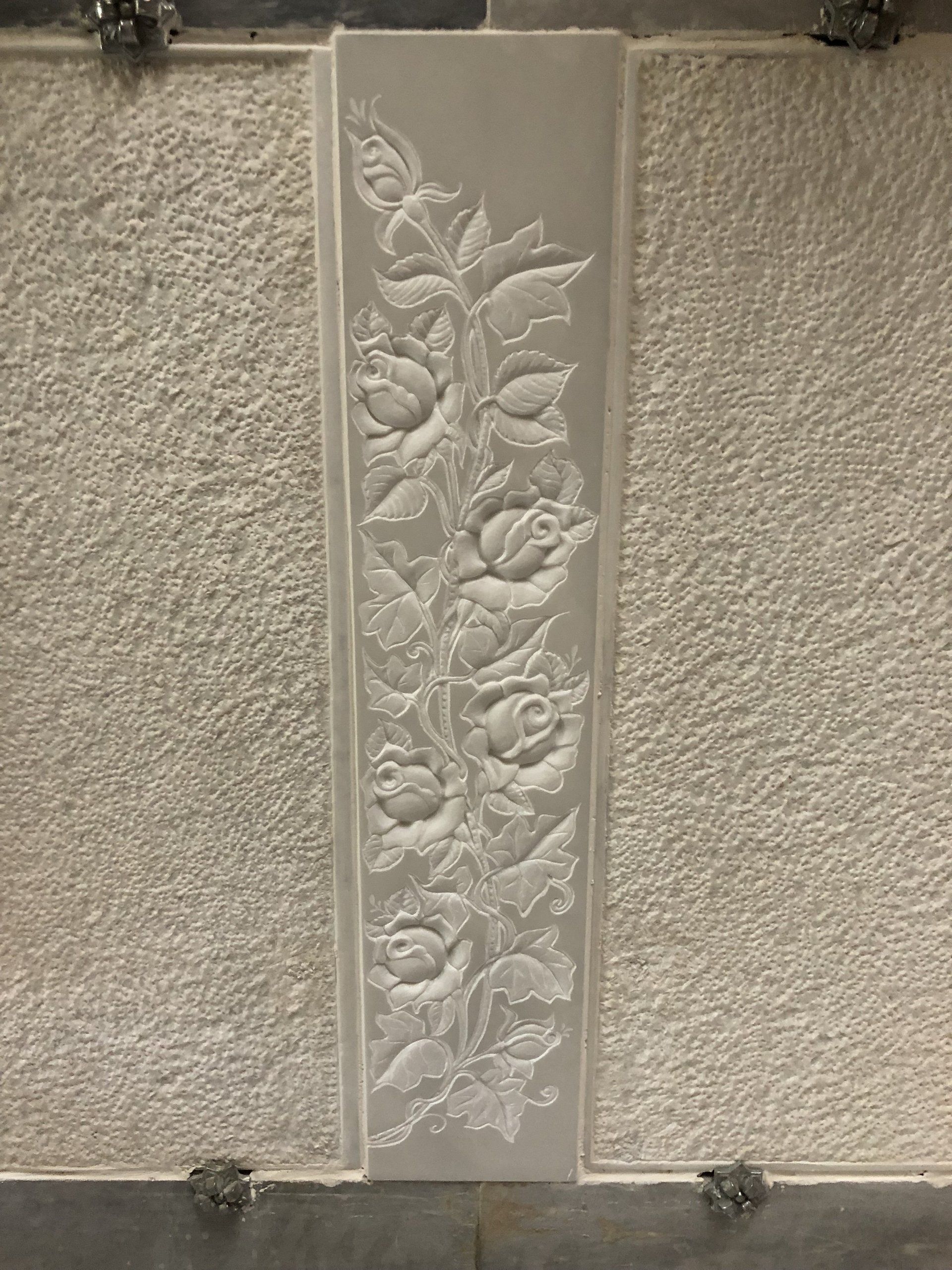 fiori decorati su una lapide