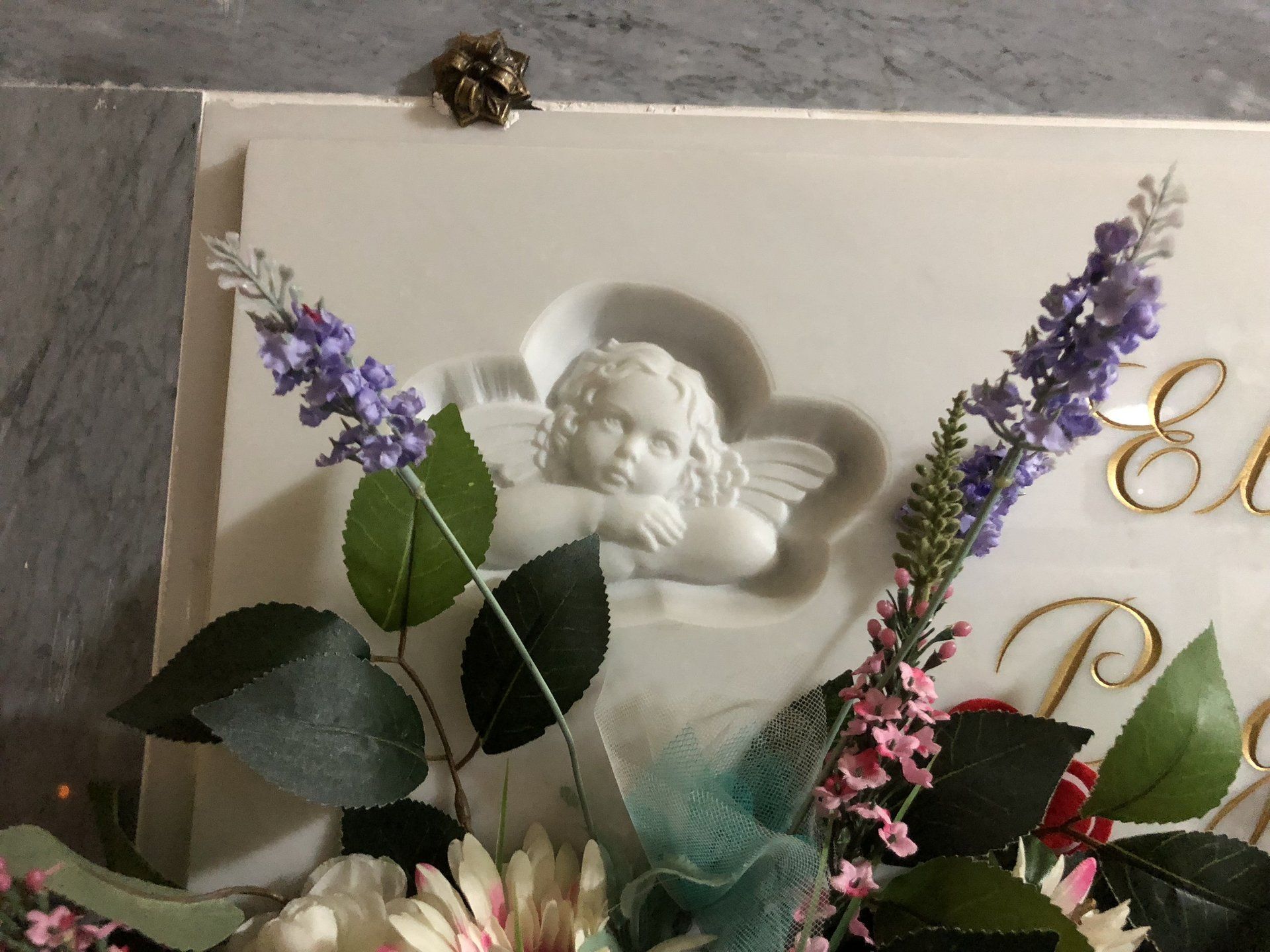 un cherubino scolpito in un sacrario