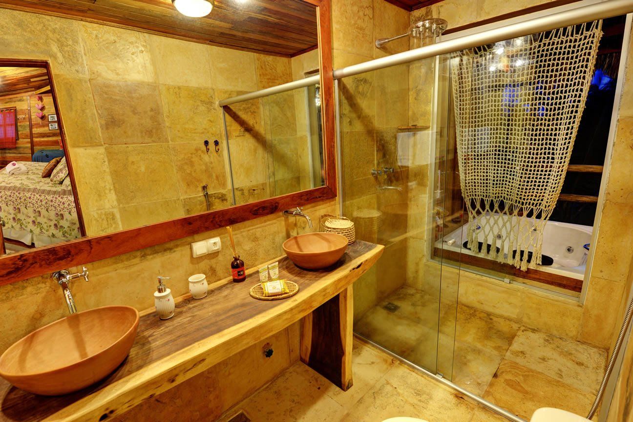 Um banheiro com duas pias e um chuveiro.