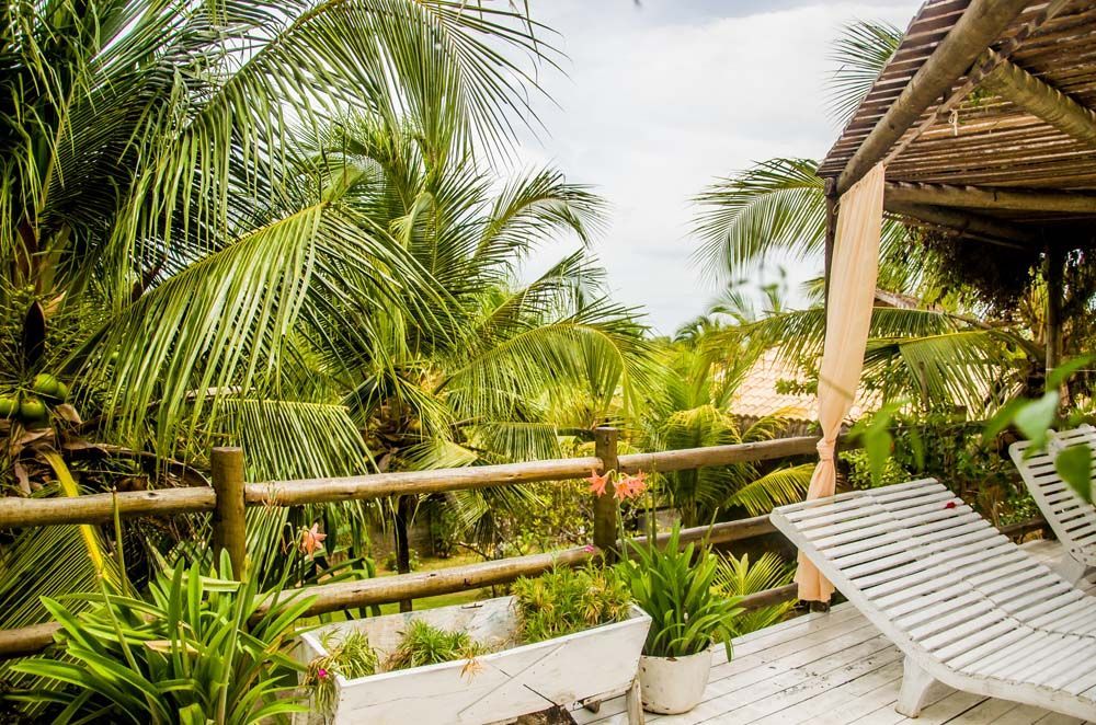 Há duas espreguiçadeiras no deck com vista para a selva.