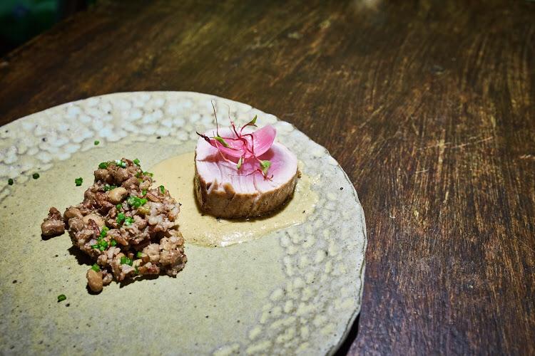 Um prato de comida está sobre uma mesa de madeira.