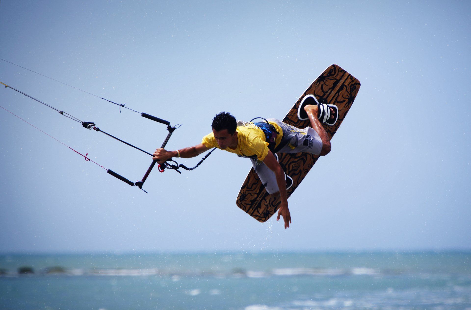 Um homem está voando pelo ar enquanto surfa em uma prancha de surfe no oceano.