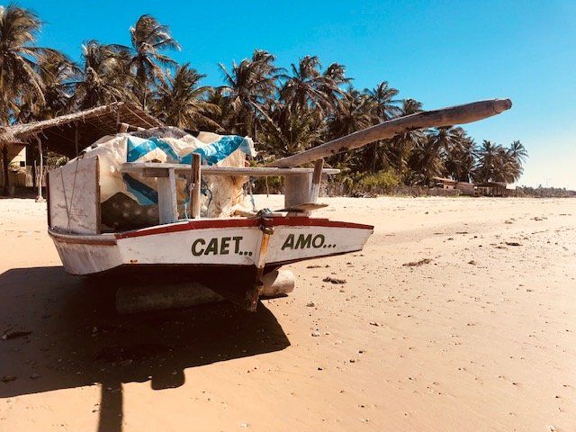 Um barco na praia que diz caet amo