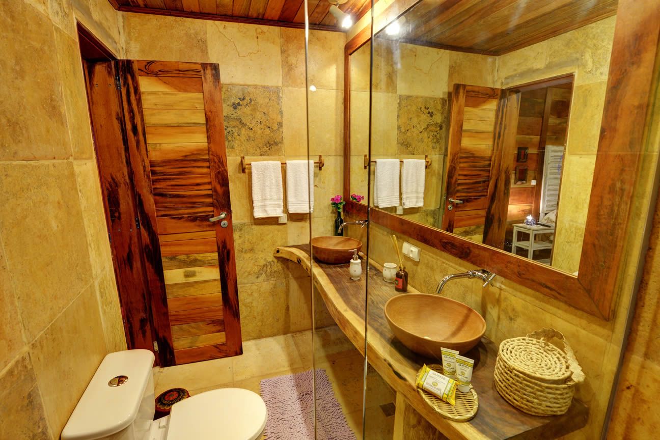 Um banheiro com vaso sanitário, pia e espelho