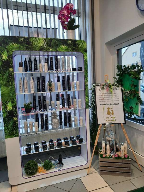 Eine Vitrine mit zahlreichen Haarpflegeprodukten in einem Salon.