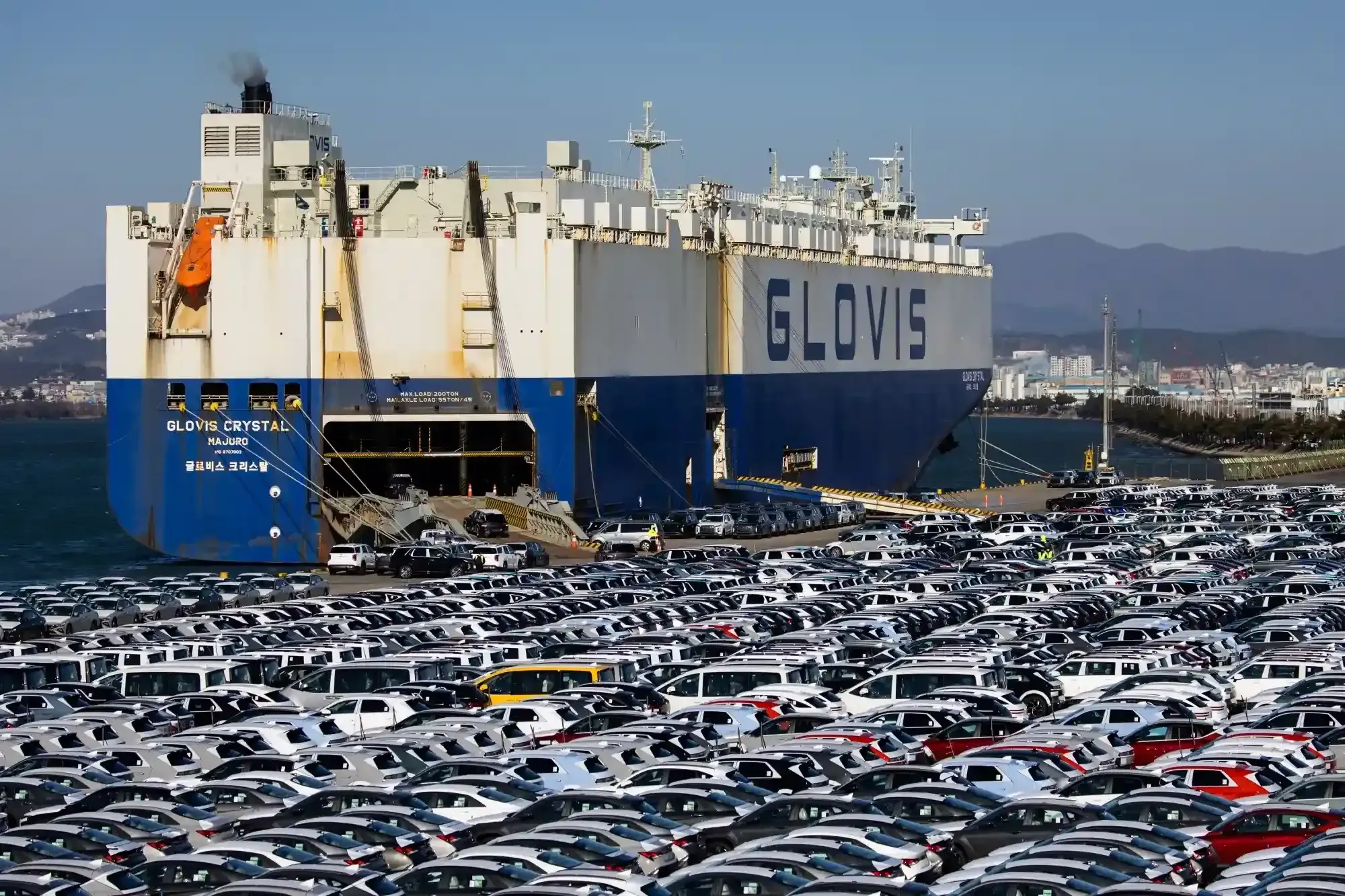 Port-to-port vs door-to-port vs port-to-door car shipping to Hawaii options explained with pickup, terminal handling, ocean transport, and final delivery variations.