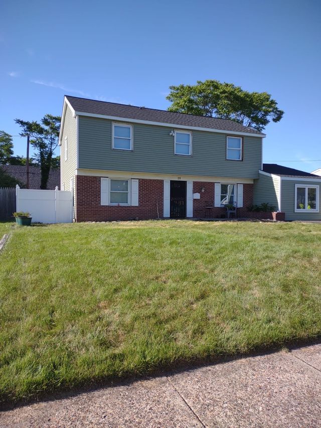 Residential House with Vinyl Siding — Hamilton, NJ — United Roofing & Restoration Co.