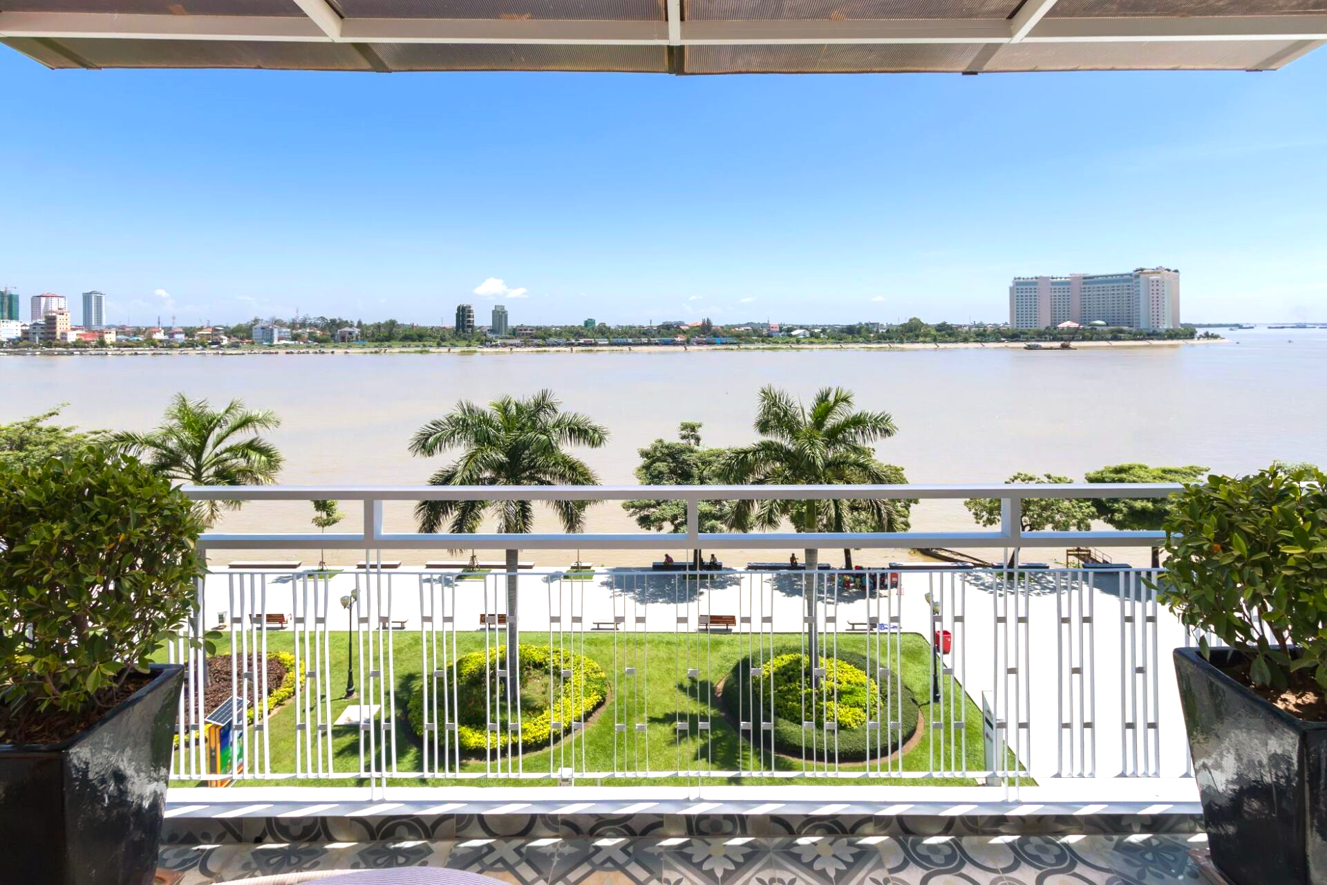 TAO_Riverside_Residence_Penthouse_Suite_view_balcony_Mekong