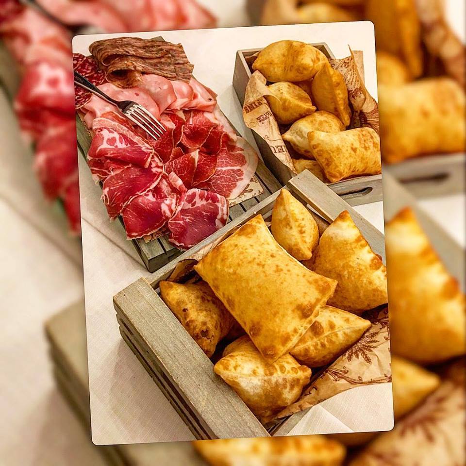 panzerotti ripieni e tagliere di salumi