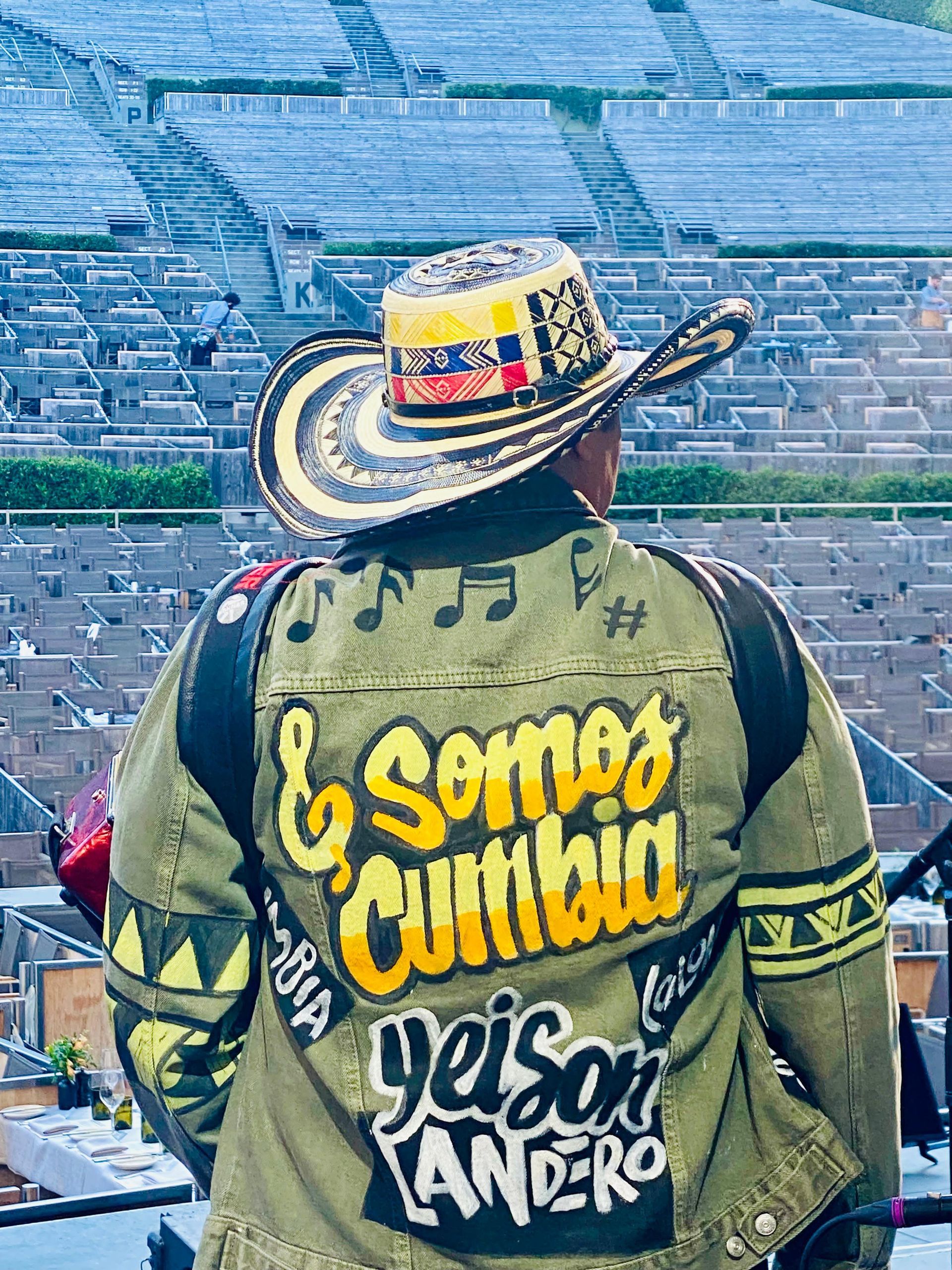 Persona que lleva un sombrero y una chaqueta decorados que dicen