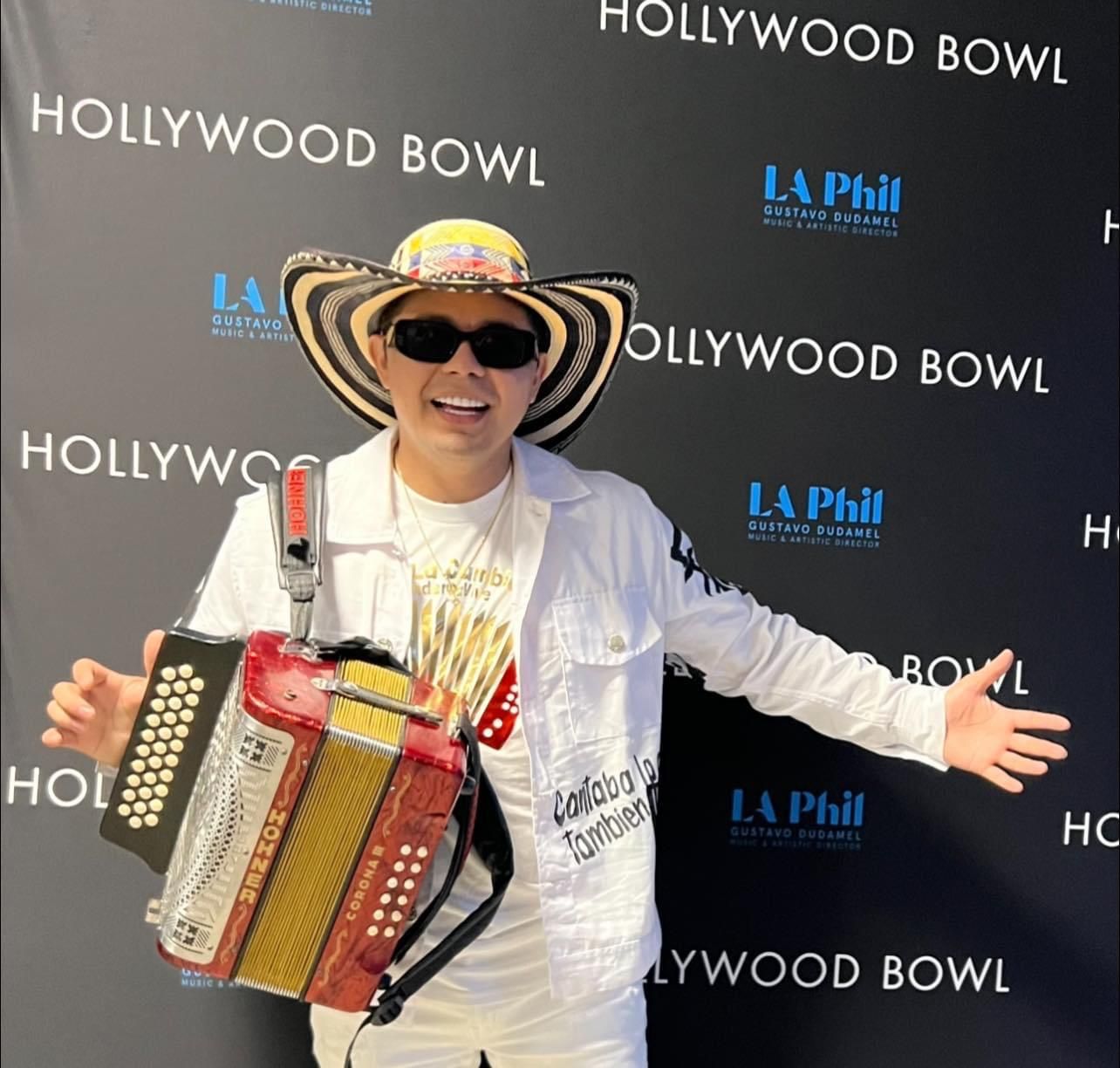 Hombre con sombrero y acordeón en el Hollywood Bowl.