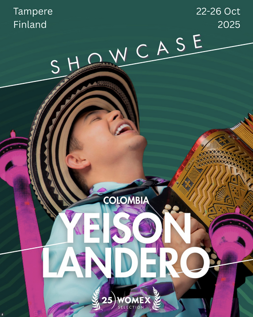 Yeison Landero, un músico colombiano sonriente, toca el acordeón con un sombrero tradicional.