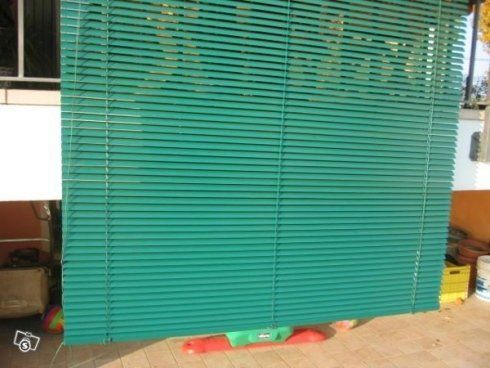 tenda veneziana di colore verde