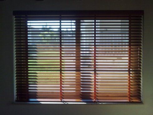 Tenda veneziana con lamelle regolabili