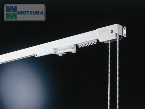 Particolare dell'asta di una tenda scorrevole