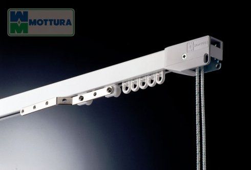 particolare del bastone a strappo per tende