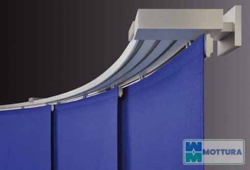particolare di una tenda a pannello curva
