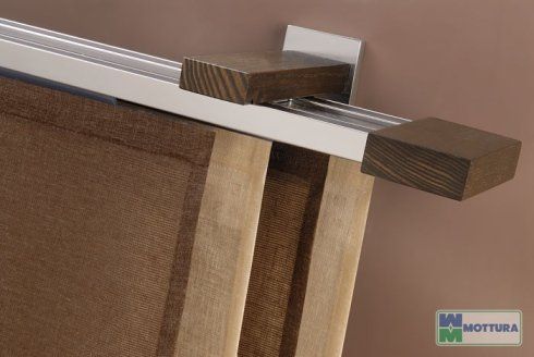 Dettaglio del montaggio di una tenda a pannello