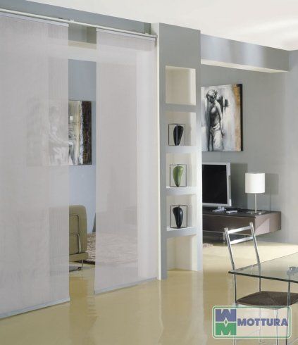 Sala da pranzo con tende a pannello come divisori