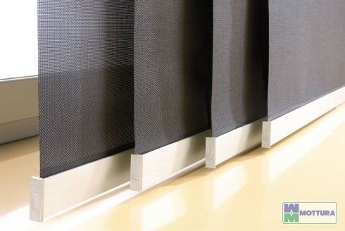 Diverse sezioni di una tenda a pannello nera