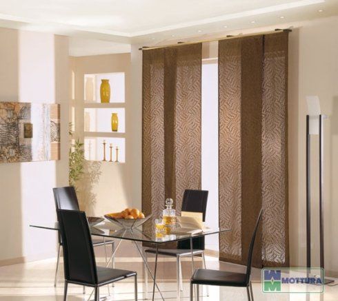 sala da pranzo di un appartamento con tende a pannello moderne