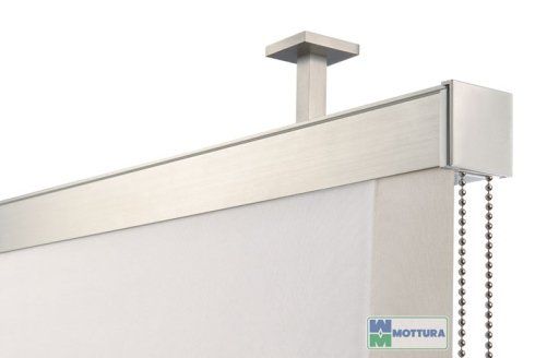 particolare di una tenda a rullo con corda