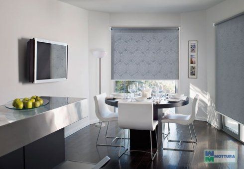 sala da pranzo con tenda a rullo con corda