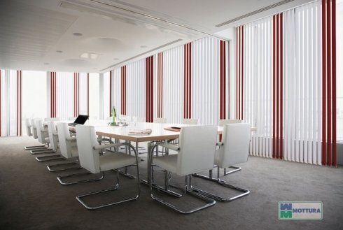 ufficio con tende verticali
