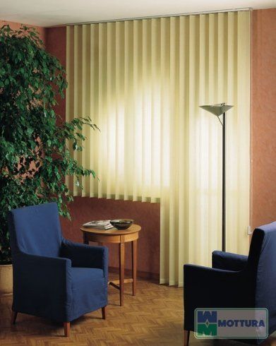 abitazione privata con tenda verticale