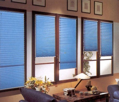 tende plissettate blu per interni