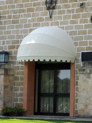 entrata di un negozio con parasole bianco