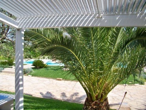 ampio gazebo con tavoli da pranzo