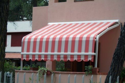 Parasole a righe per balcone
