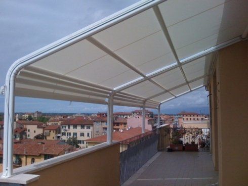 balcone con parasole regolabile