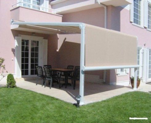 tavolo da giardino sotto un parasole regolabile