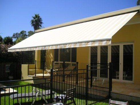 tenda da sole gialla per giardino