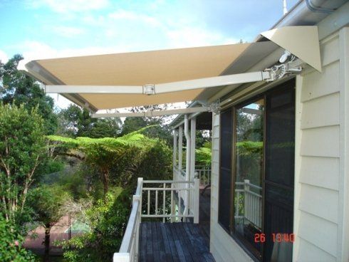 balcone con tenda a bracci estendibili