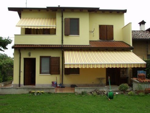 parasole giallo per giardino