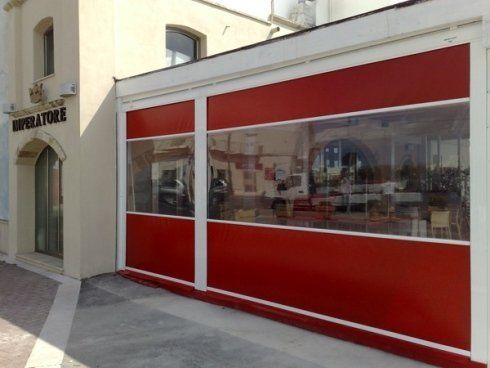 Negozio con tenda acaaduta verticale