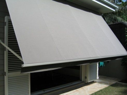 ingresso di un negozio con parasole